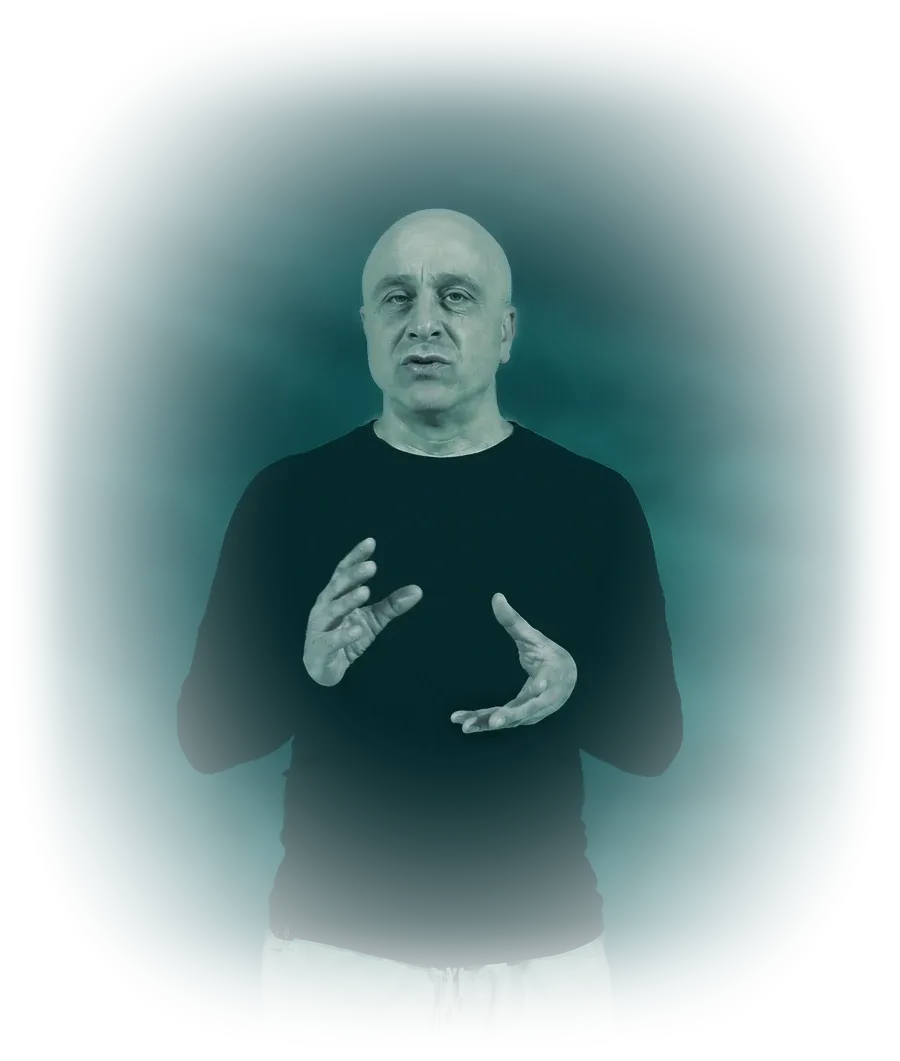 Giuseppe Rindone face caméra, les mains ouvertes devant lui, en train d’expliquer.